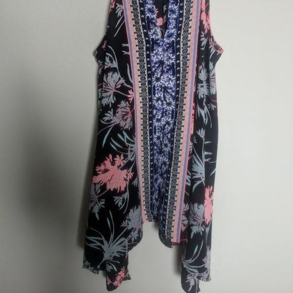 Express Floral Top - Picture 2 of 5